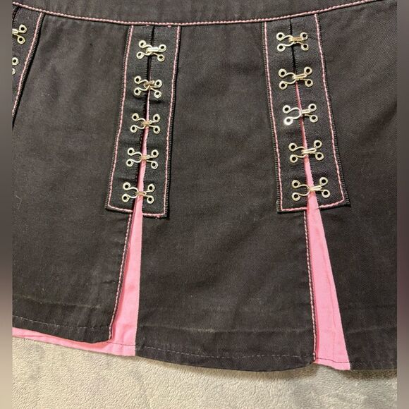 Vintage Y2K Tripp NYC Black and Pink Pleated Skirt with Grommets SZ L - Picture 9 of 9